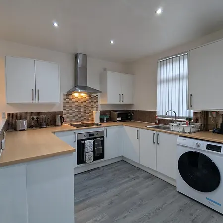 Apartment Oldham Free Parking 3bed 1bath