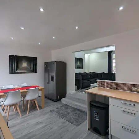 Oldham Free Parking 3bed 1bath *