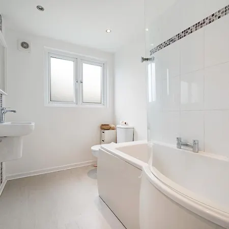 Spacious 4 Bed Hidden Gem Pass The Keys *