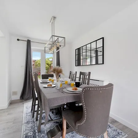 Spacious 4 Bed Hidden Gem Pass The Keys Nyaraló