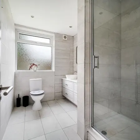 Spacious 4 Bed Hidden Gem Pass The Keys Nyaraló *