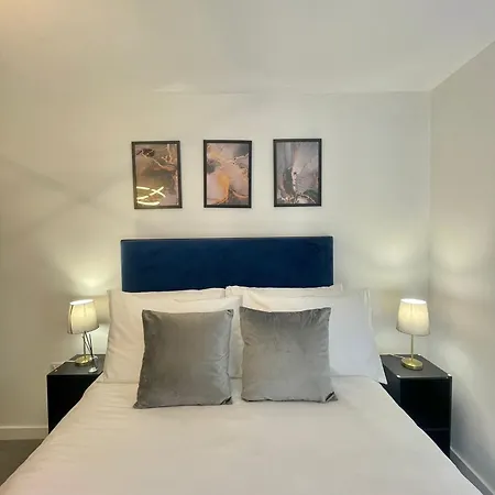 Апартаменты Bed2bathroom - 10minutes From Citycentre & Quays *