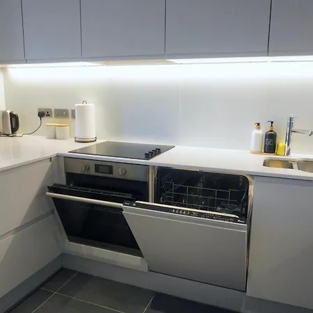 Modern Cosy Two Bedroom شقة *