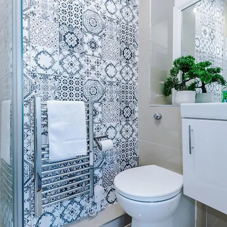 R&r At A Character Victorian *