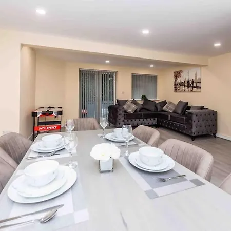 Beautiful, Peaceful, 5 Bedroom With Hot Tub! Hébergement de vacances Manchester