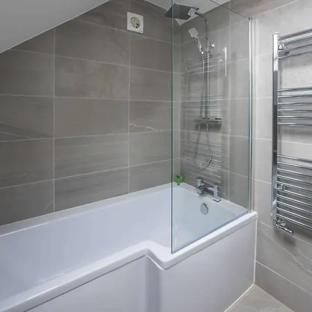 Beautiful, Peaceful, 5 Bedroom With Hot Tub! Hébergement de vacances