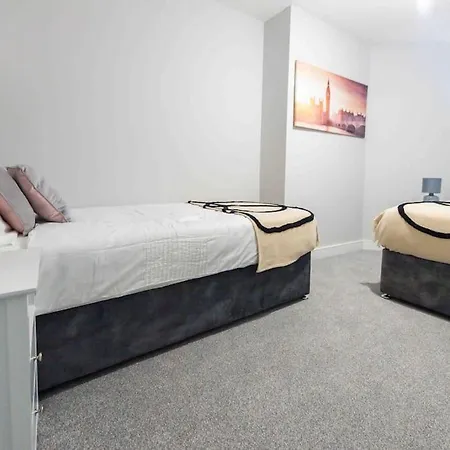 Beautiful, Peaceful, 5 Bedroom With Hot Tub!