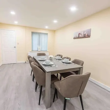 Hébergement de vacances Beautiful, Peaceful, 5 Bedroom With Hot Tub!