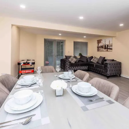 Beautiful, Peaceful, 5 Bedroom With Hot Tub! *