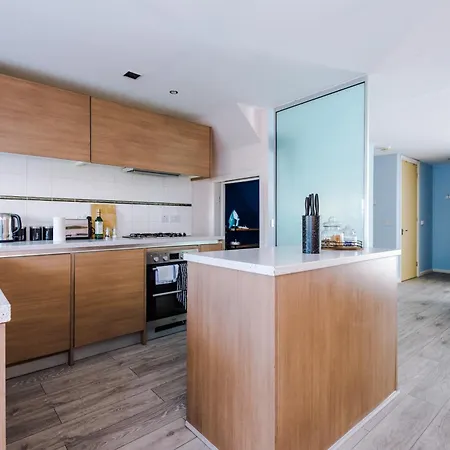 Luxury Coop Live & Etihad With Free Parking Semesterbostad