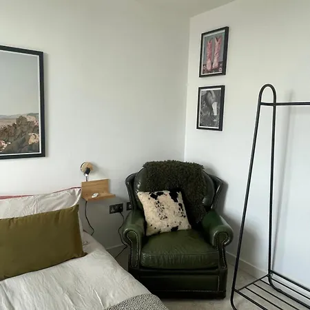 Apartment Entire Highrise Hideaway *