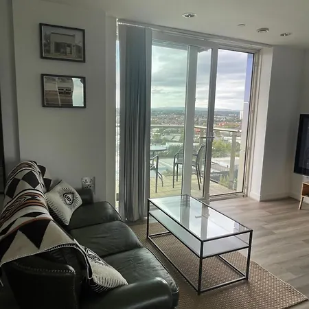 Apartment Entire Highrise Hideaway *