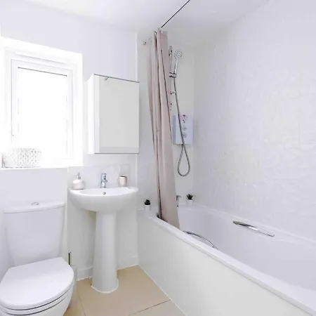 Spacious 4-bed * Manchester