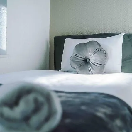 Comfy Four Bedroom House With Parking * Manchester