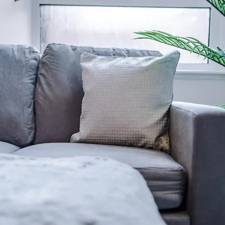 Comfy Four Bedroom House With Parking Feriehus *