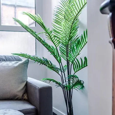 Comfy Four Bedroom House With Parking *