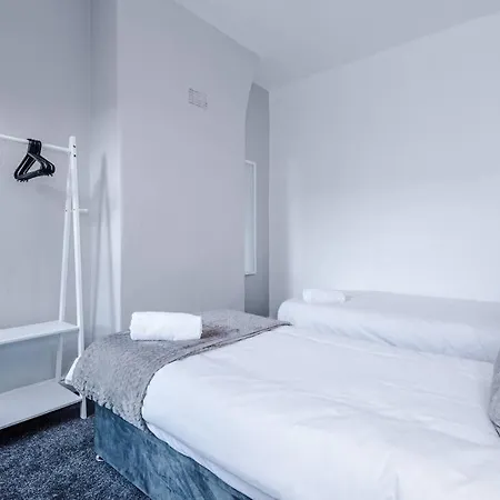 Comfy Four Bedroom House With Parking Holiday home *