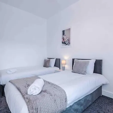 Comfy Four Bedroom House With Parking Holiday home *