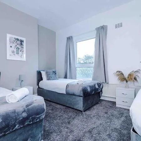 Comfy Four Bedroom House With Parking Manchester