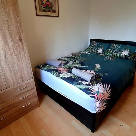 Lovely 3 Bedroom House Manchester