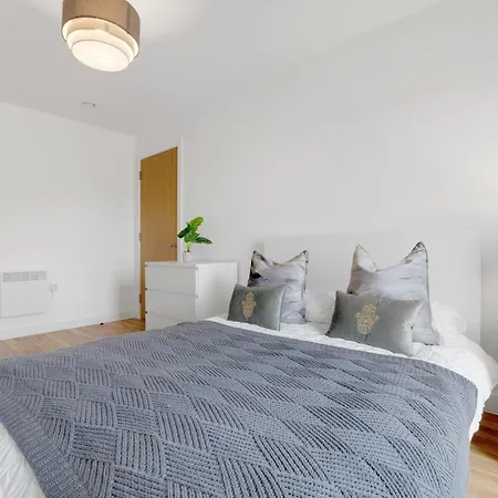 New! Media 2br Free Wifi Apartment Manchester