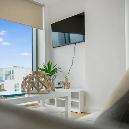 New! Media 2br Free Wifi Apartment Manchester