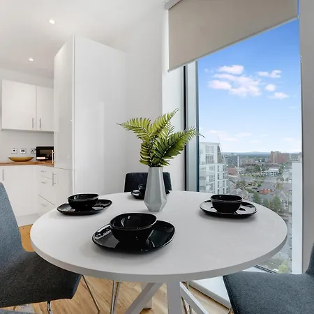 New! Media 2br Free Wifi * Manchester