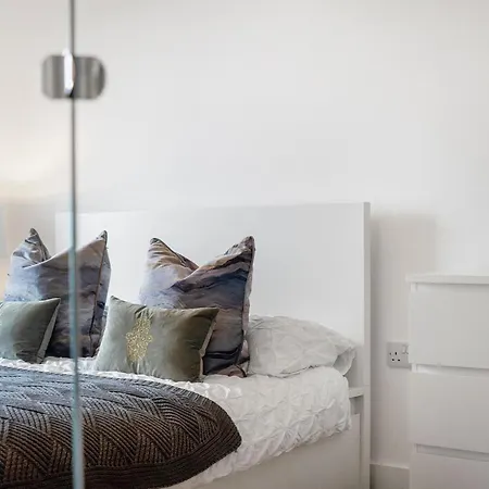 New! Media 2br Free Wifi Apartment Manchester