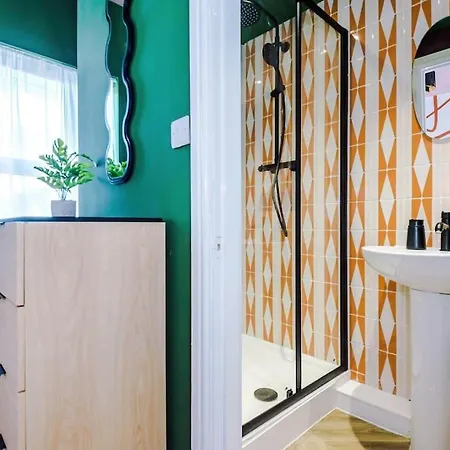 Modern 4-bedroom In Holiday home