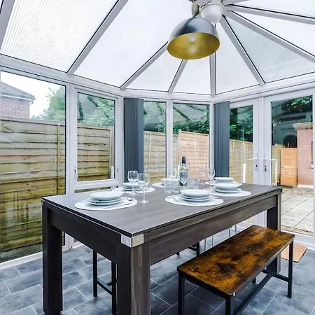 Stylish Home, Games Room, Sleeps 6, Large Driveway, Perfect For Groups * Манчестер