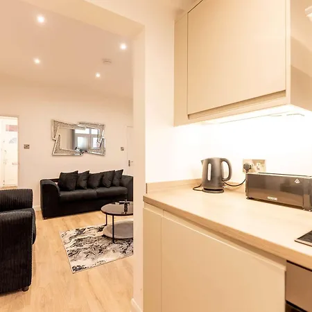 Newly Refurbished 3bedroom House 15mins To City Centre *