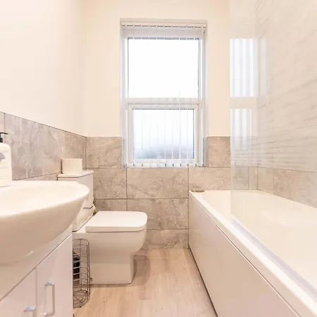 Newly Refurbished 3bedroom House 15mins To City Centre