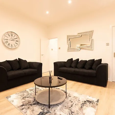 Ferienhaus Newly Refurbished 3bedroom House 15mins To City Centre