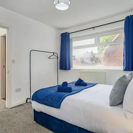 Spacious 4bed Home, Sleeps 10, Pool Table, Parking, Perfect For Groups * Manchester