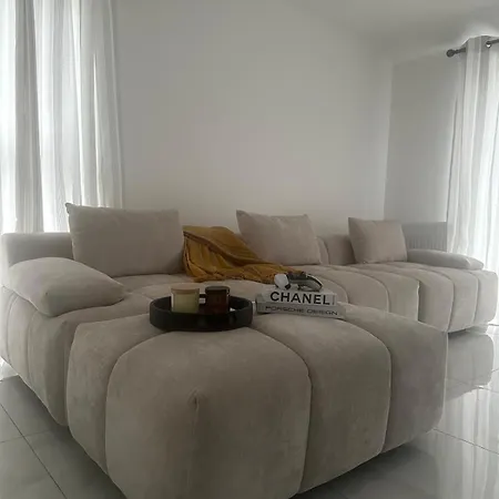 Alloggio in famiglia Lush Double With Shared Bathroom *