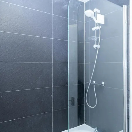 Spacious Ground Floor Near Old Trafford Stadium Manchester