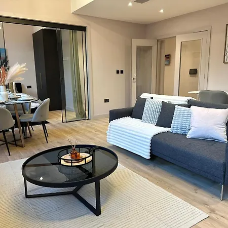 Stunning 2br In Chinatown Apartment *