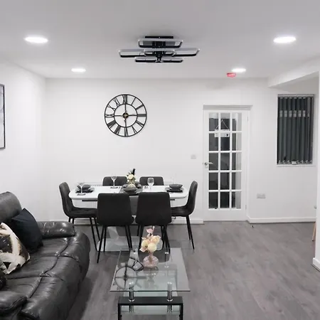 Entire 3-bed House Sleeps 5 W Parking