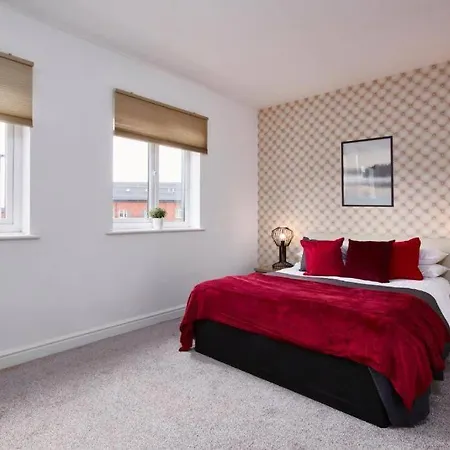 Large Stylish House - Sleeps 10 *