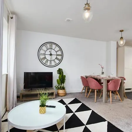 Large Stylish House - Sleeps 10