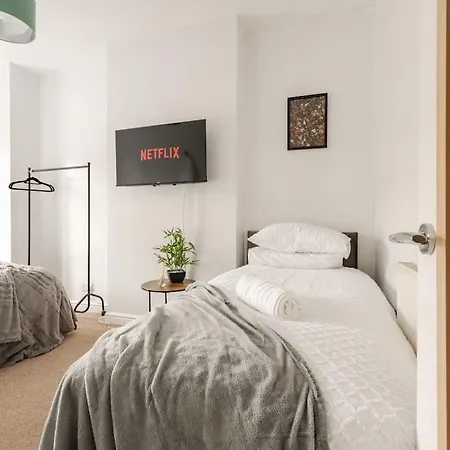 Ideal Long Retreat - Free Parking - Pool Table Apartment