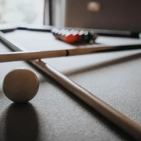 Ideal Long Retreat - Free Parking - Pool Table Apartment Manchester