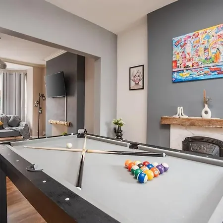 Ideal Long Retreat - Free Parking - Pool Table Apartment