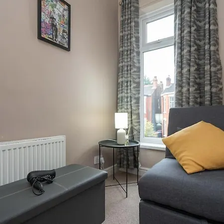 Ideal Long Retreat - Free Parking - Pool Table Apartment