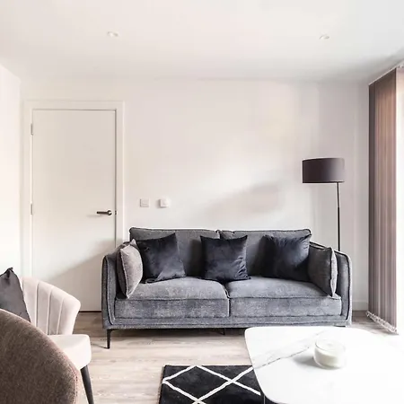 Contemporary 2 Bed Central *