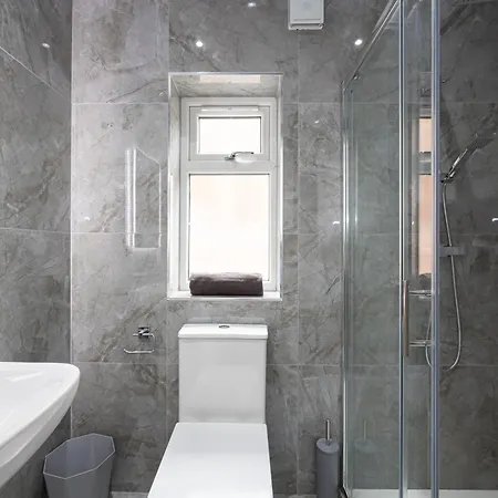 The Kent Luxury House Sleeps 14 Free Parking *