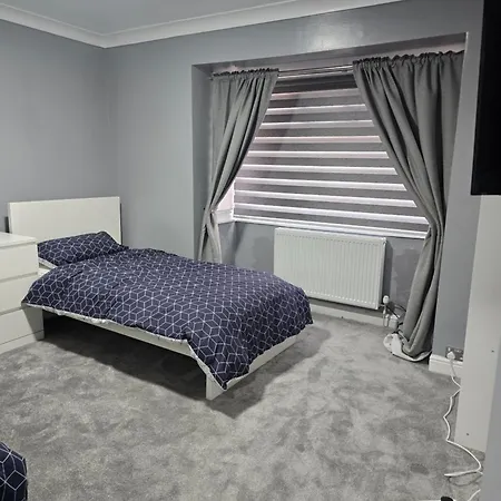 - House - Sleeps 6 - Parking - Garden Holiday home *