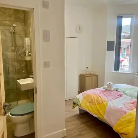 Ensuit Room1 In A 4 Bedroom House