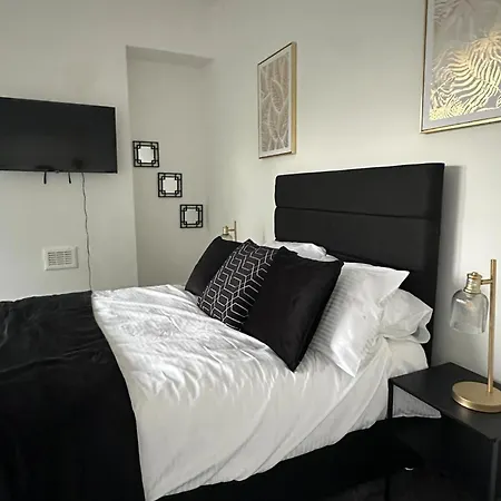Cosy House Near Etihad And Coop Live