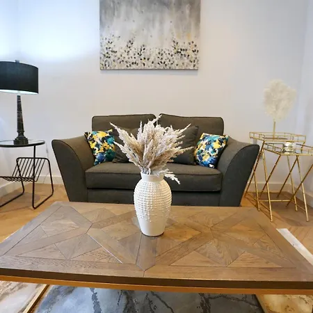 Flat 205 - Duplex Flat Perfect For Couples - Walk To Pass The Keys 公寓